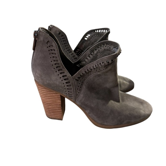Vince Camuto Fileana Gray Suede Ankle Boots Laser Cut Block Heel Womens 9M - Picture 1 of 6